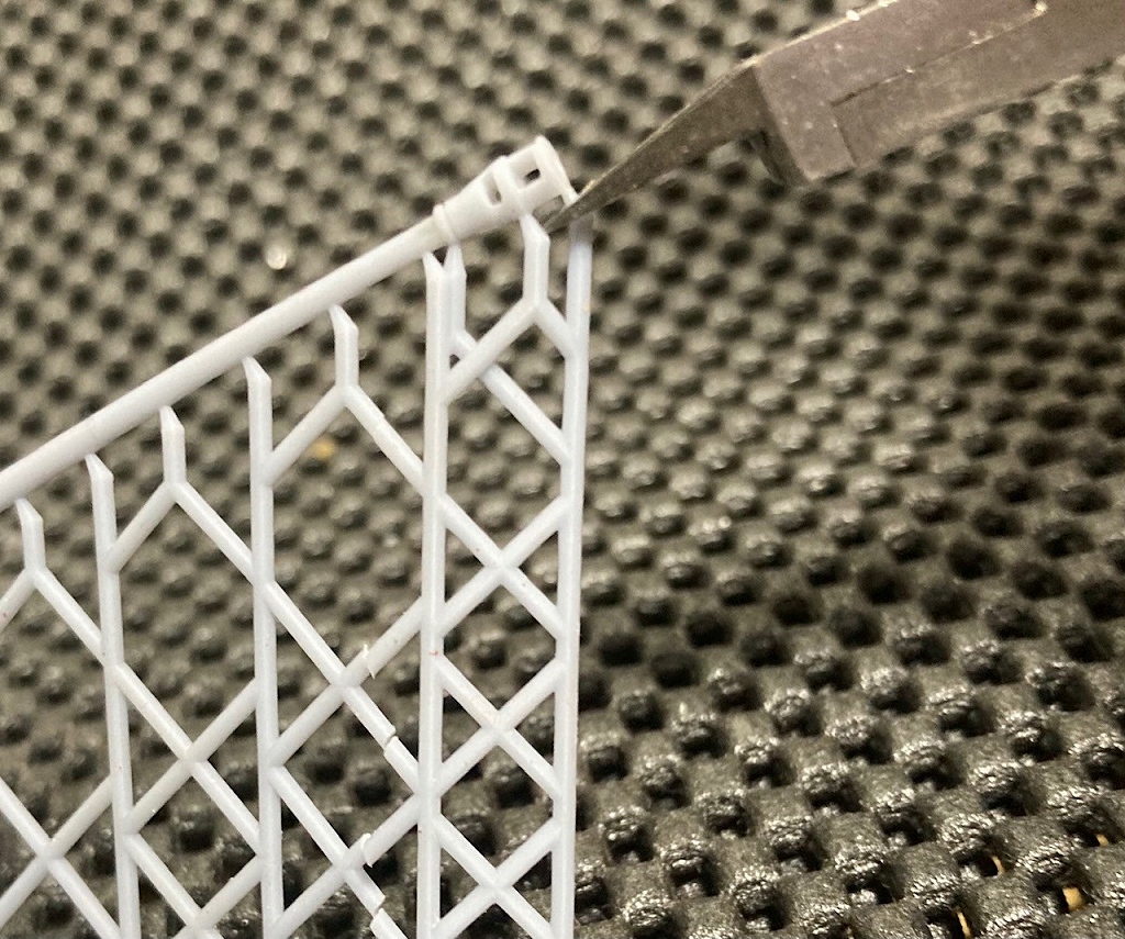 サポートの切断　パーツの近くを切断する