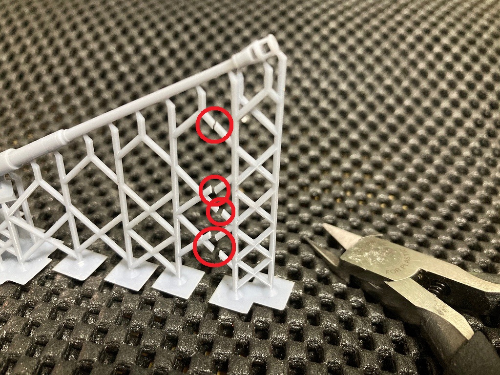 サポートの切断　パーツから遠いところから切断する