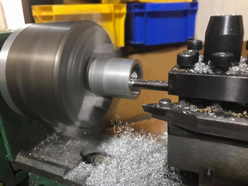 ステムシャフトカラーの材料を中ぐり