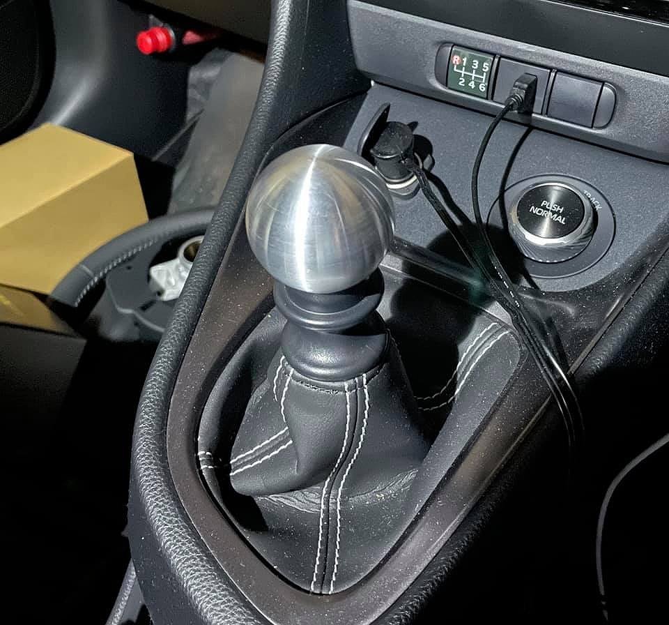 GRヤリスのジュラルミン削り出しシフトノブ