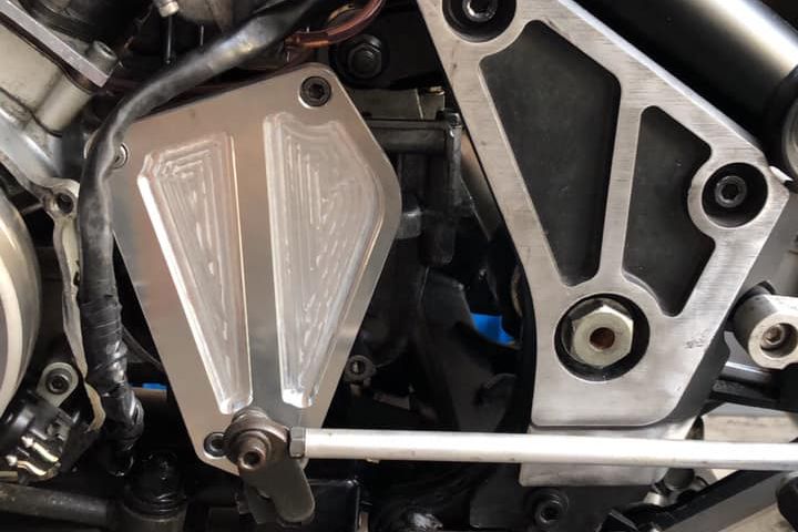 R1Zシフトサポートプレート、純正風タイプ