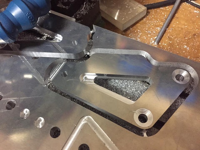 捨て板材を使用して試し切り