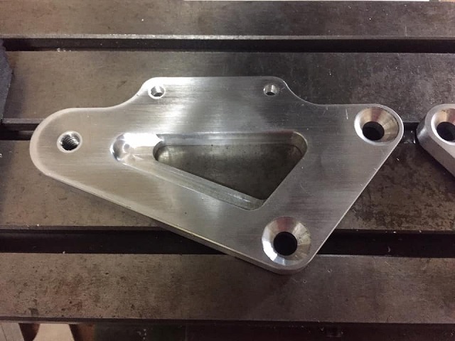 完成したバックステッププレート（右）