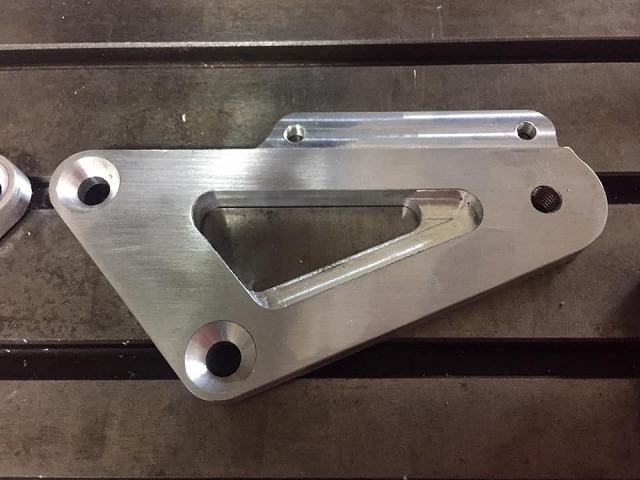 完成したバックステッププレート（左）