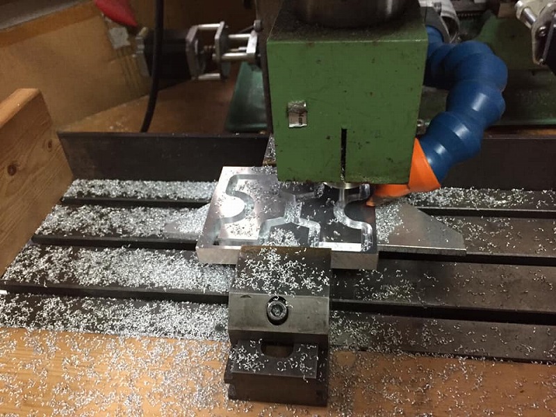 12mmの2017ジュラルミン板を使用し切削