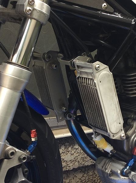 装着したGoose350用オリジナルオイルクーラーステー