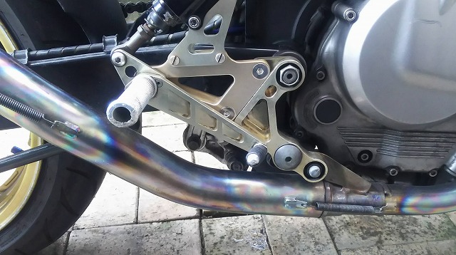 研磨・アルマイト加工後のバックステッププレート（右）