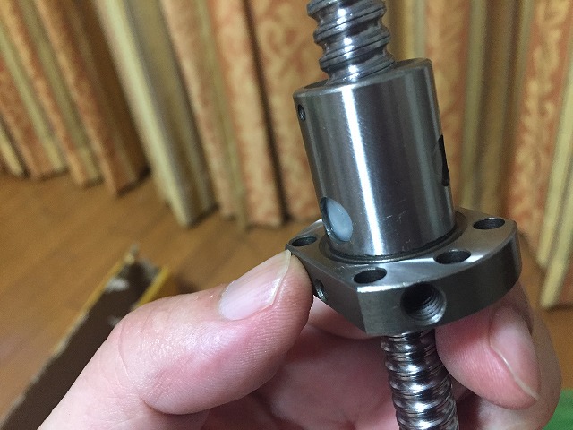 謎のグリスニップル穴。ここからグリス入れてもたれ流れるだけ