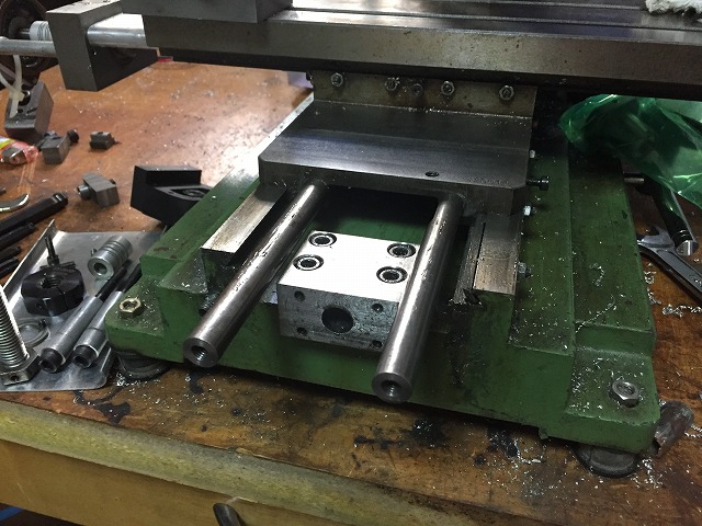 現在装着されている搬送用ボールねじを外します