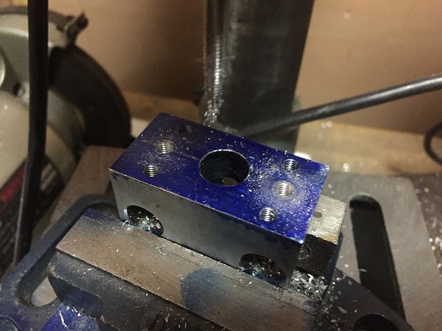 ねじピッチが異なるので穴をあけなおします