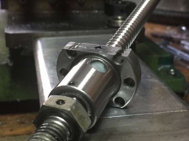 やむを得ずナットハウジングを削り込む