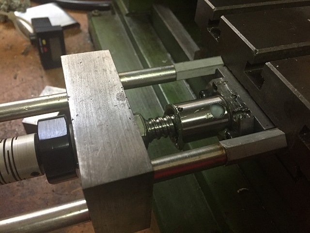 ギリギリのスペースに中華ボールねじを入れる