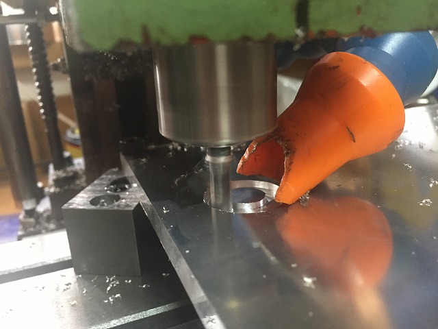 ベアリング穴の穴開け