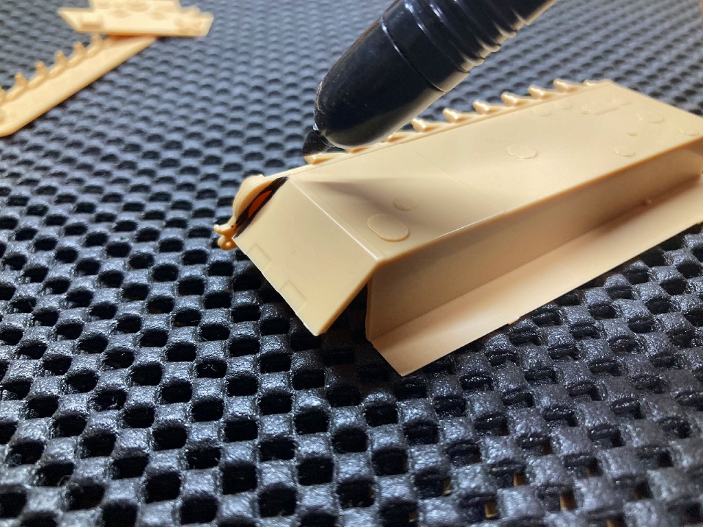 レベル社製キングタイガー車体パーツ　側面版の位置確認