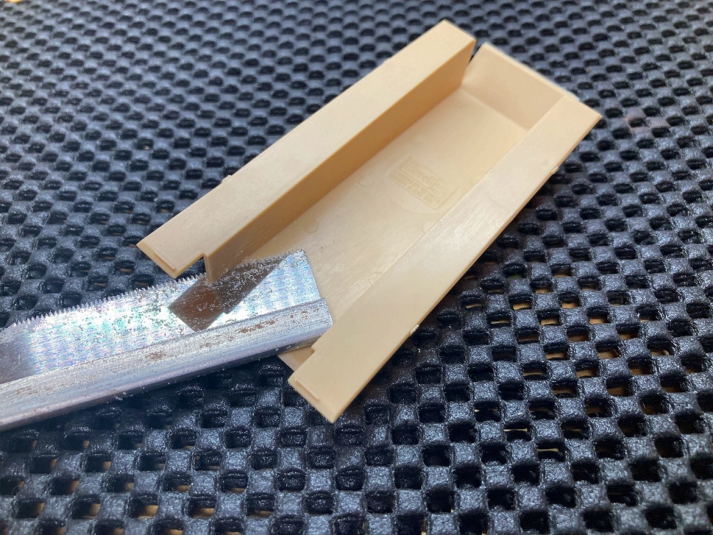 レベル社製キングタイガー車体パーツ　側面版を切り取る