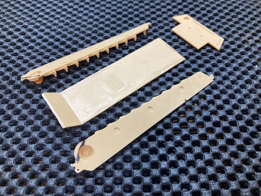 レベル社製キングタイガー車体パーツ　加工後パーツ