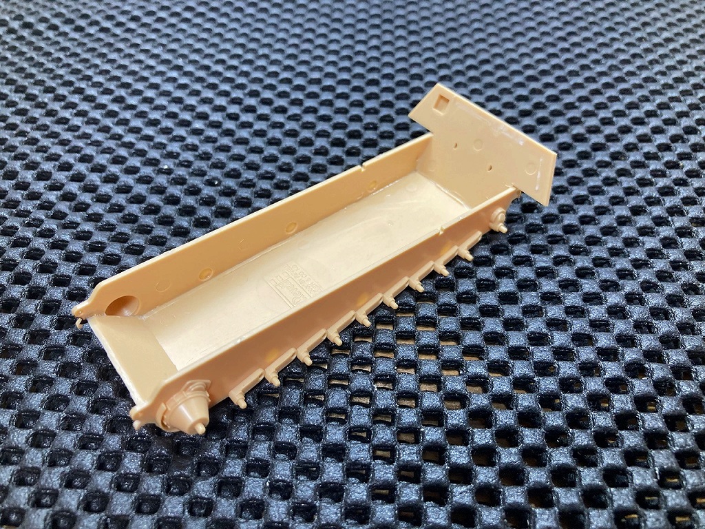 レベル社製キングタイガー車体パーツ　組立