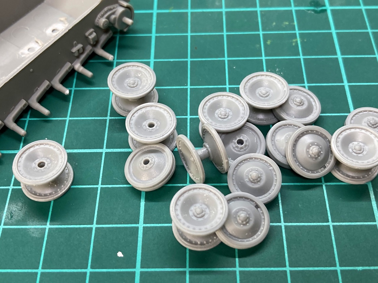 1/72 パンター系後期履帯 転輪の組み立て