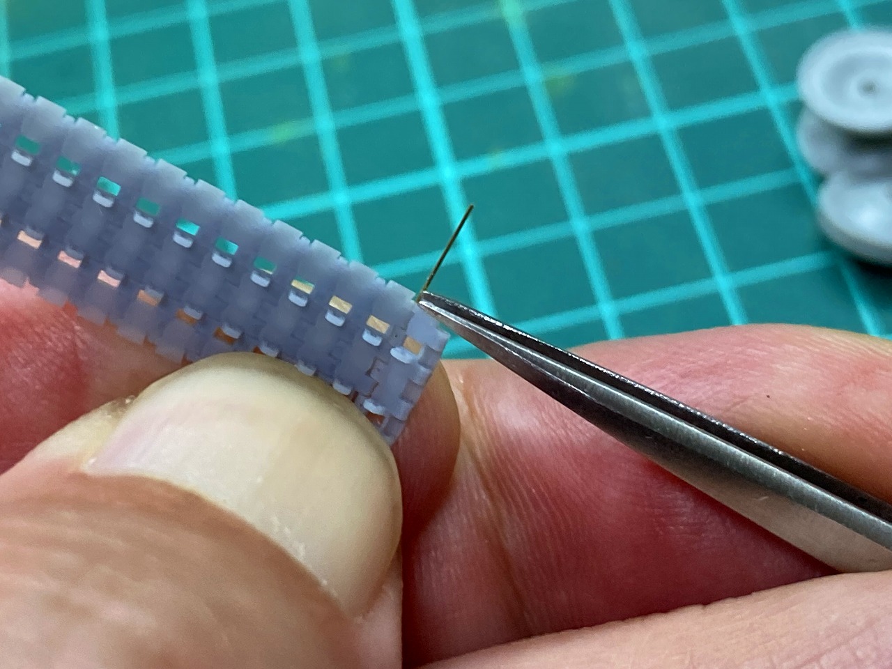 1/72 パンター系後期履帯 連結ピンを入れる