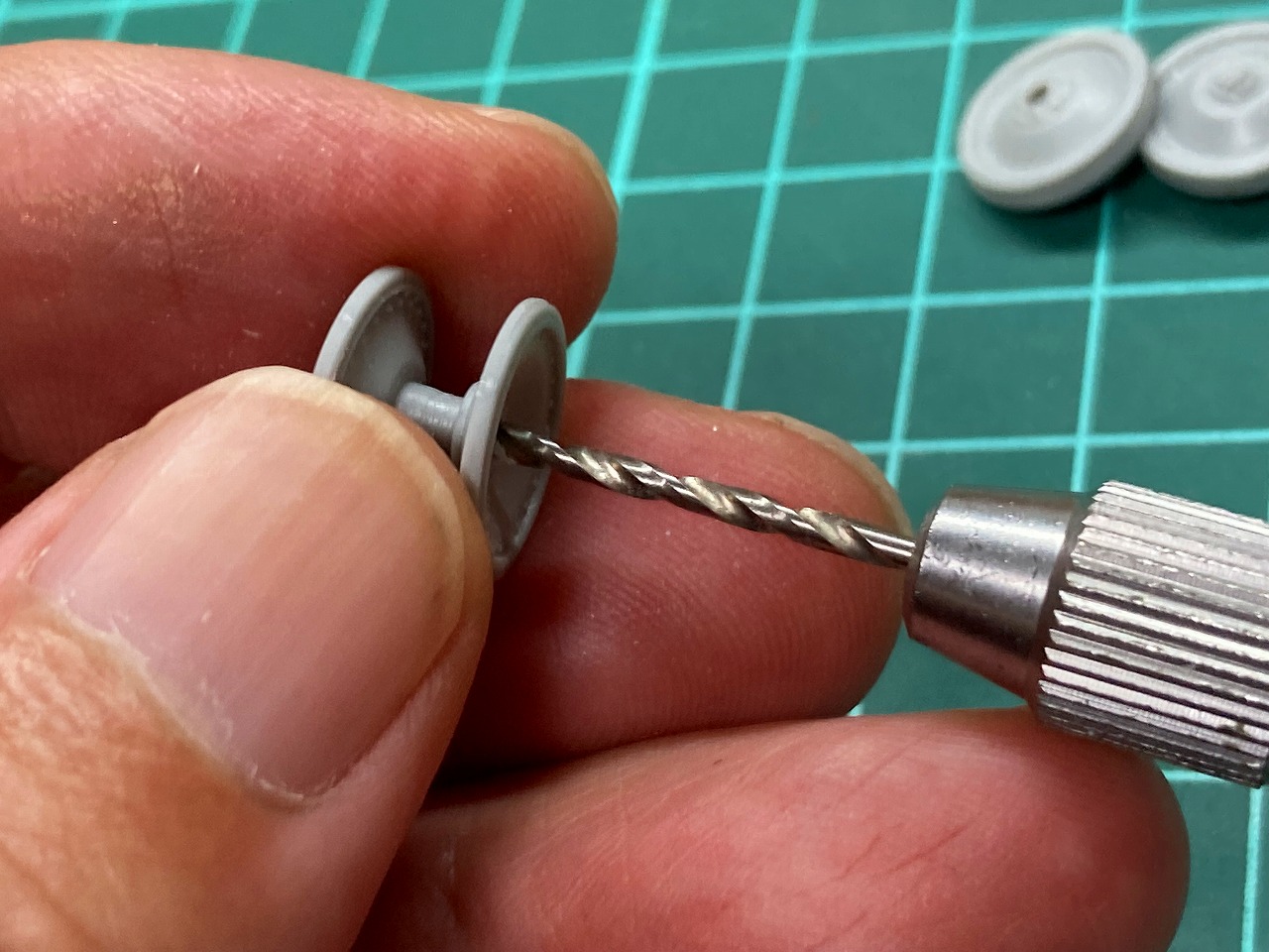 1/72 パンター系後期履帯 転輪軸穴の拡大