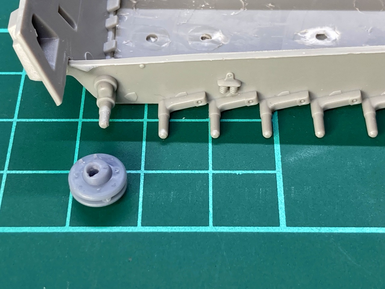 1/72 パンター系後期履帯 誘導輪の取り付け