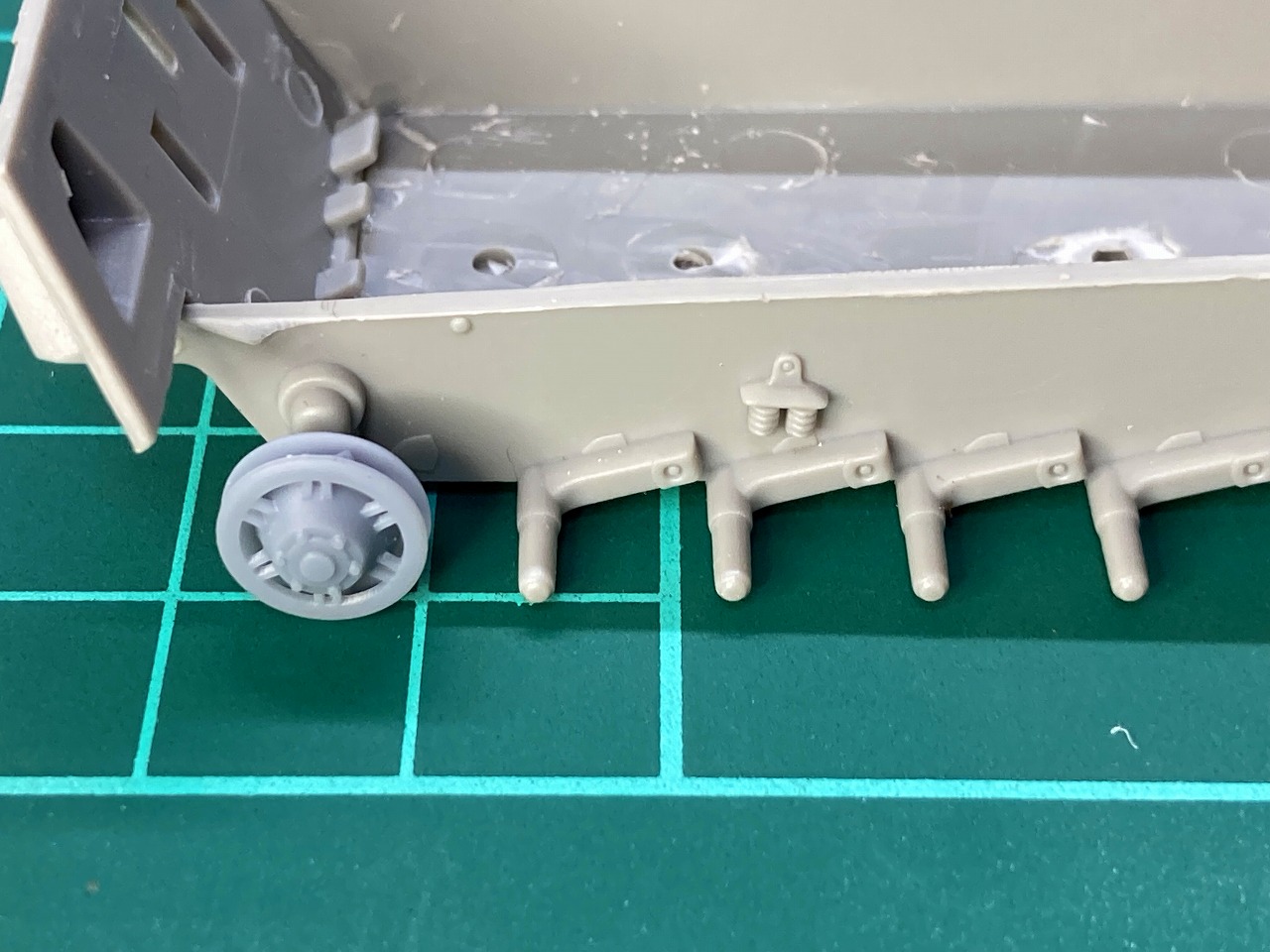 1/72 パンター系後期履帯 誘導輪の取り付け