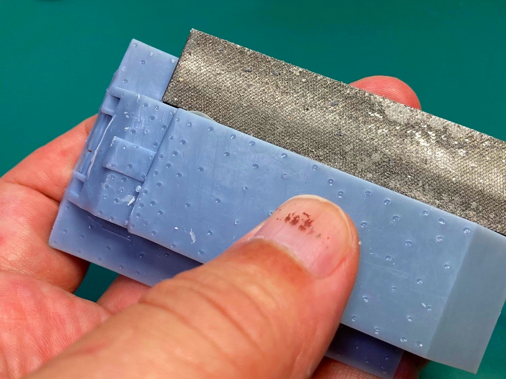 車体パーツのサポート痕を板ヤスリでならす