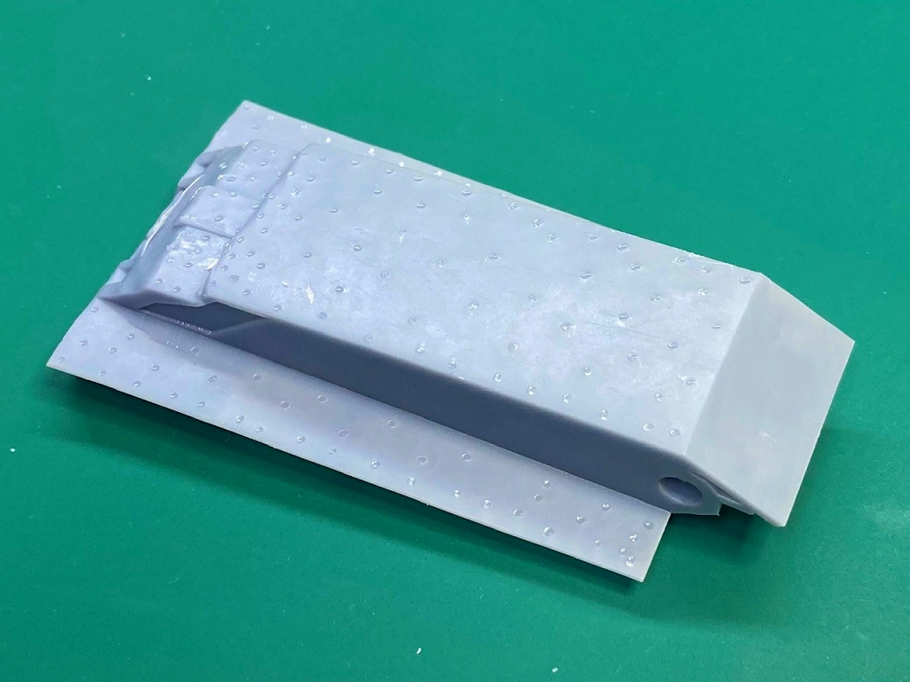 サポートを切除した車体パーツ