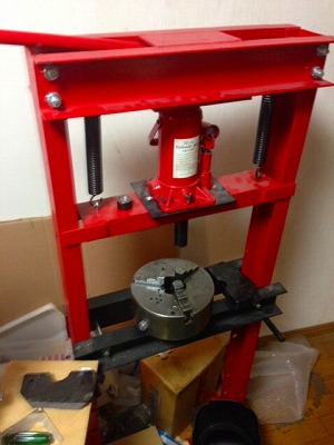 プレスマシン。つまり油圧プレス。